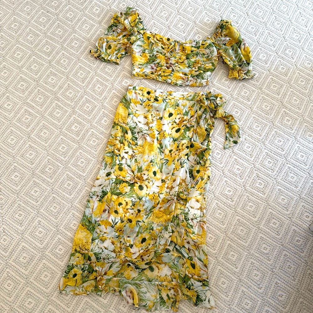 Women’s 2 piece skirt and top set, size M